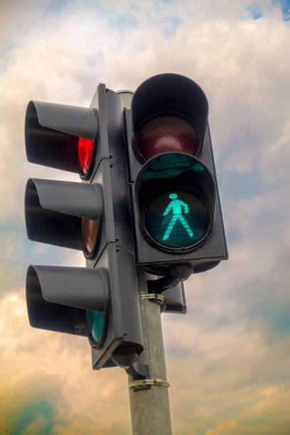 traffic light - voetgangersstoplicht stockfoto's en -beelden