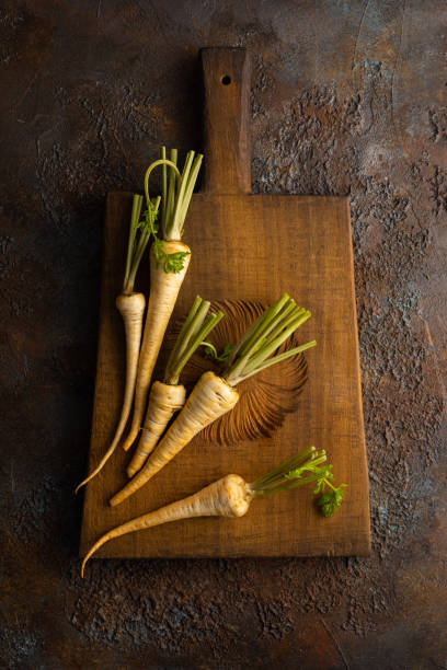 frische pastinaken - parsnip vegetable winter food stock-fotos und bilder