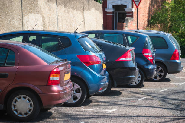 autos, die in reihe auf dem parkplatz im freien in london geparkt sind - parkvergehen strafzettel fotos stock-fotos und bilder
