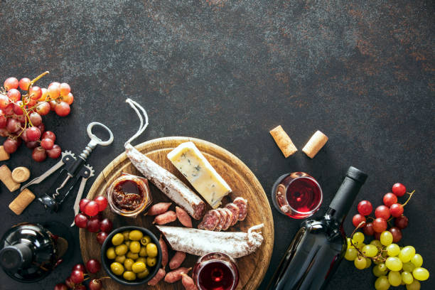 дегустационный набор с доской для дегустации вин, вид сверху - wine cheese food salami стоковые фото и изображения