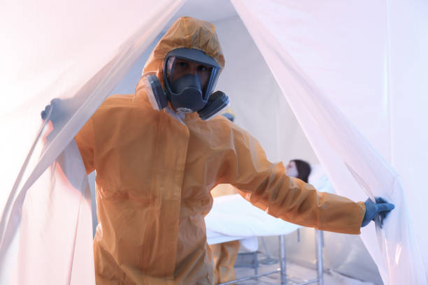 paramedico in piedi vicino all'ingresso del reparto di quarantena. consapevolezza dei virus - ebola foto e immagini stock