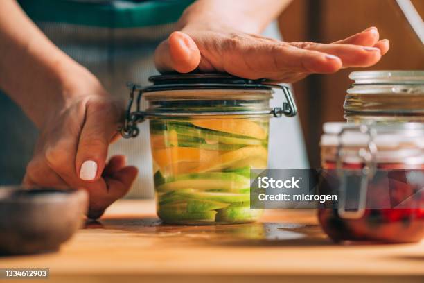 Jar With Fermented Fruits Stockfoto en meer beelden van Afweer - Afweer, Appel, Bacterie