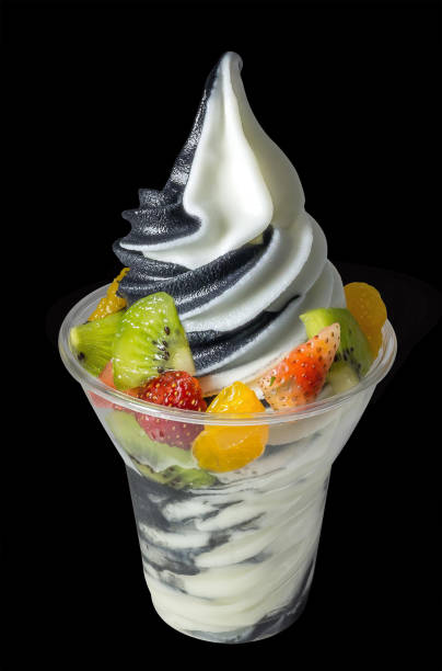 iogurte e carvão macio servem sorvete com frutas mistas isoladas. - soft serve ice cream - fotografias e filmes do acervo