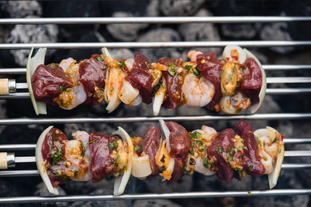 서핑과 잔디 - shrimp barbecue barbecue grill skewer 뉴스 사진 이미지