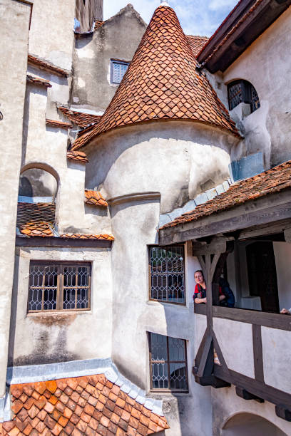 the legendary dracula castle in bran, romania - vlad vi imagens e fotografias de stock