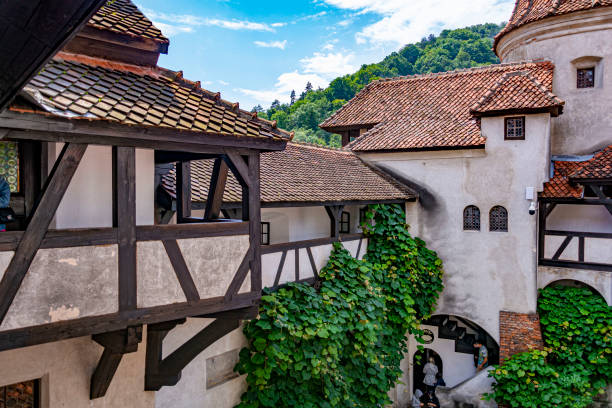 the legendary dracula castle in bran, romania - vlad vi imagens e fotografias de stock