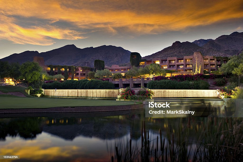 Lusso hotel resort al crepuscolo - Foto stock royalty-free di Tucson