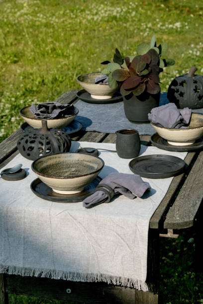 rustic table setting outside in garden with empty craft ceramic tableware - tablesetting imagens e fotografias de stock