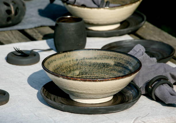 rustic table setting outside in garden with empty craft ceramic tableware - tablesetting imagens e fotografias de stock