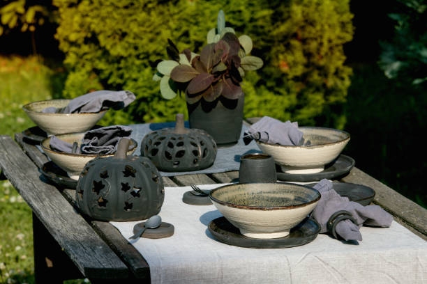 rustic table setting outside in garden with empty craft ceramic tableware - tablesetting imagens e fotografias de stock