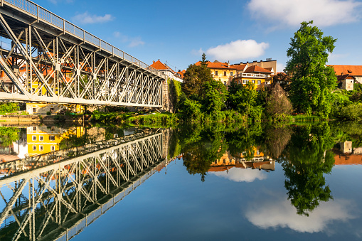 Novo Mesto ( Rudolfswerth, Newestat), Eslovenia, Región de baja Carniola, cerca de Croacia en la curva del río Krka. Vista del Puente de Hierro Antiguo photo
