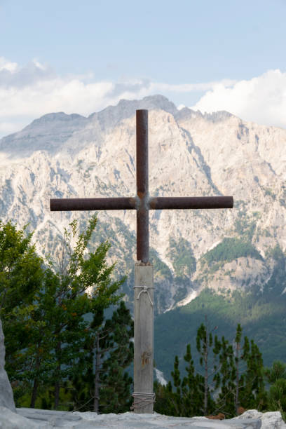istock Tomb with religious cross in the mountains 1334642552