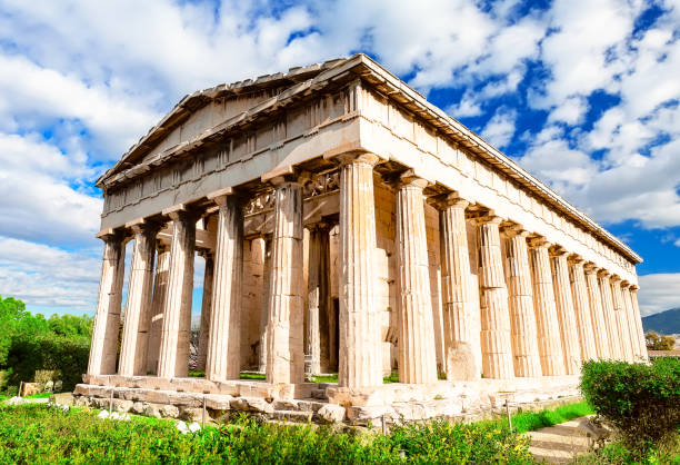 el famoso templo de hefesto en el ágora de atenas, la capital de grecia. - roman agora fotografías e imágenes de stock