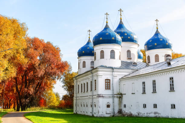 il monastero di san giorgio o yuriev è il monastero più antico della russia a veliky novgorod, nella federazione russa. - cross autumn sky beauty in nature foto e immagini stock