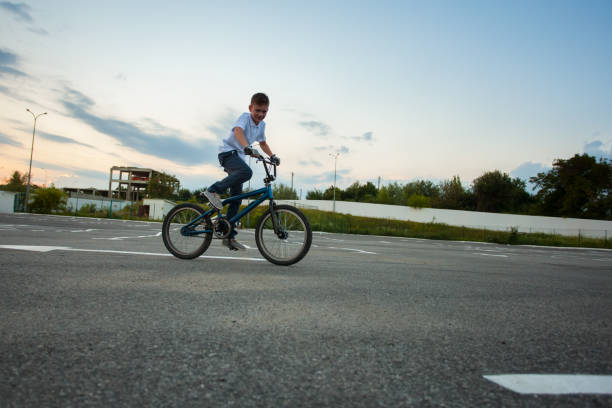 homme à vélo sur la route - ten speed bicycle photos et images de collection