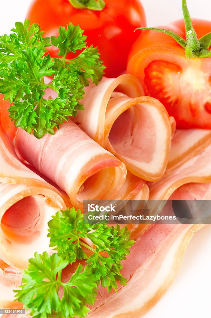 Tranches de bacon avec des tomates mûres et persil - Photo de Aliment libre de droits