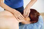 junge-sch%C3%B6ne-frau-die-eine-spa-mass
