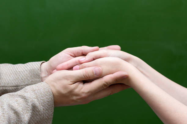 die verflechtung von weiblichen und männlichen händen. das konzept von liebe und zärtlichkeit in der schule - knezev dvor stock-fotos und bilder