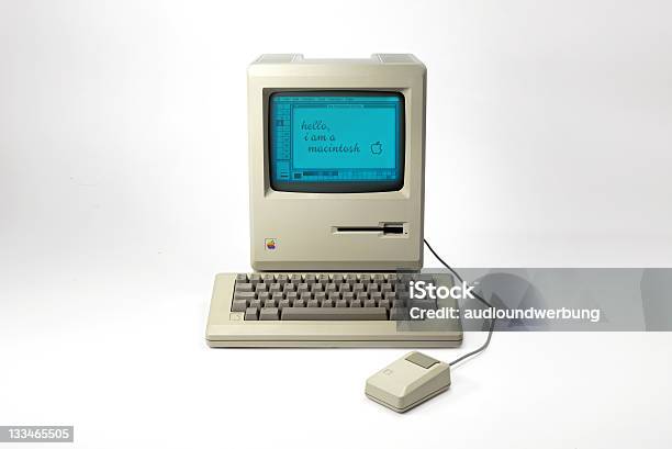 Widok Z Przodu Z Zabytkowym Macintosh 128 Kb - zdjęcia stockowe i więcej obrazów Powrót do retro - Powrót do retro, Staromodny, Komputer