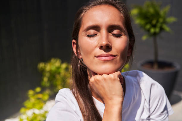 primer plano de la mujer escalofriante afuera - tomando el sol fotografías e imágenes de stock