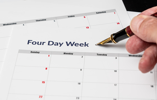 Calendario que ilustra una semana laboral de cuatro días con los viernes siendo un día de vacaciones photo