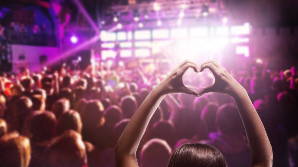 음악을 좋아합니다. 라이브 음악 콘서트에서 여성 하트 모양의 손과 군중 또는 관객 - popular music concert crowd nightclub stage 뉴스 사진 이미지