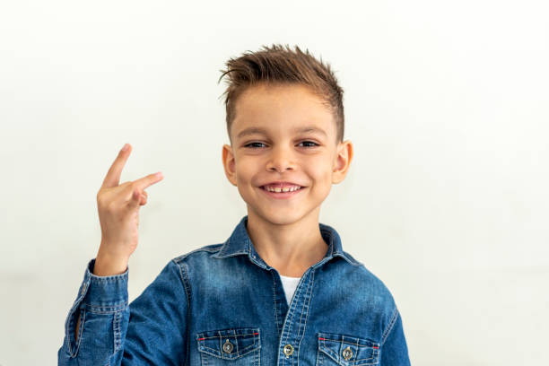 8 jahre alten kleinen jungen mit einem glücklichen niedlichen lächelnden gesicht - 6 7 years stock-fotos und bilder