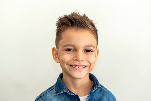 petit garçon de 8 ans avec un visage souriant mignon heureux - 6 7 years photos et images de collection