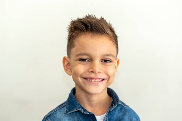 bambino di 8 anni con un viso sorridente carino felice - 6 7 years foto e immagini stock