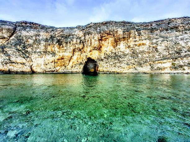 cueva marina azul - gozo malta natural arch natural phenomenon fotografías e imágenes de stock