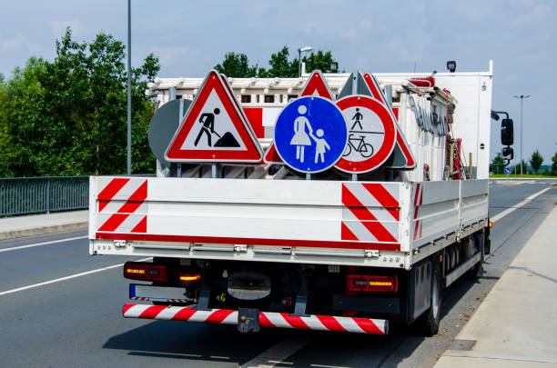 camion d’un travailleur avec des panneaux de signalisation sur un chantier de construction routière - service land vehicle warning sign road photos et images de collection