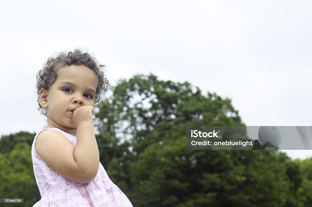 Bambina (1-2) Mordere le sue unghie - Foto stock royalty-free di Bambino piccolo