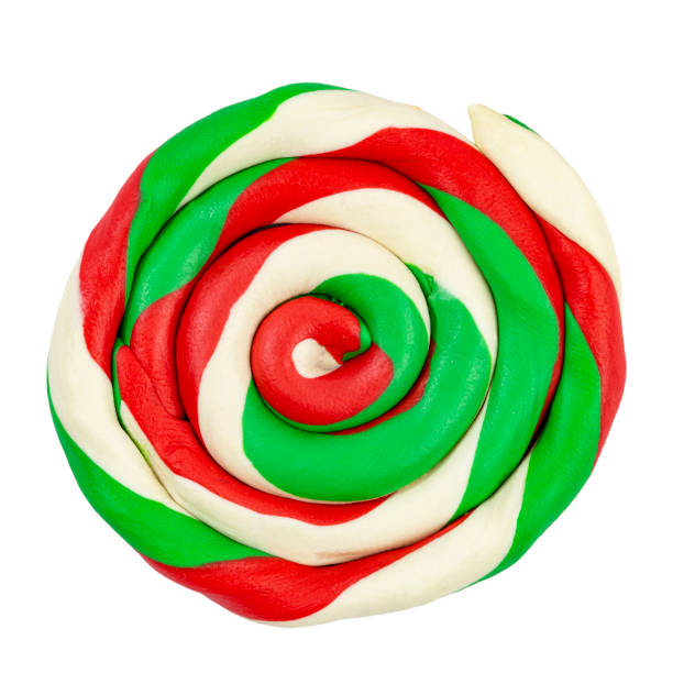 espiral psicodélica de plastilina en colores navideños sobre blanco aislado primer plano. - artfull fotografías e imágenes de stock