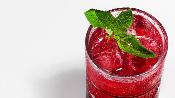 red color berry lemonade or iced tea with mint close-up - tea berry currant fruit imagens e fotografias de stock