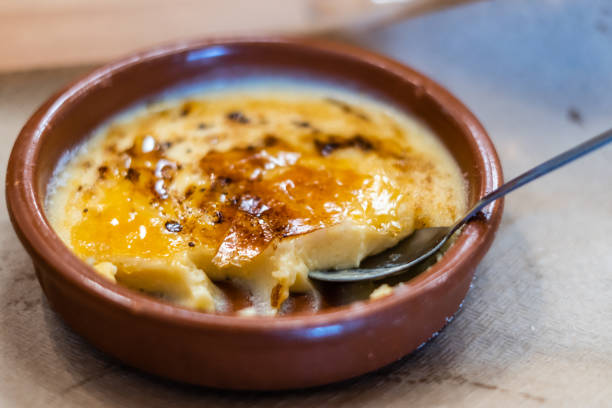 카탈로니아 크림, 크림 브루리, 세라믹 접시에. 카탈로니아의 전형적인, 스페인 - custard creme brulee french cuisine crema catalana 뉴스 사진 이미지