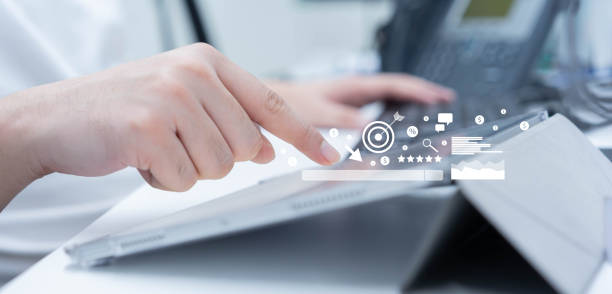 close up man hand touch screen on digital tablet to use marketing tool and check traffic research of pay per click program on web page for online business and lifestyle concept cierre la pantalla táctil de la mano del hombre en la tableta digital para utilizar la herramienta de marketing y comprobar la investigación de tráfico del programa de pago por clic en la página web para el negocio en línea y el concepto de estilo de