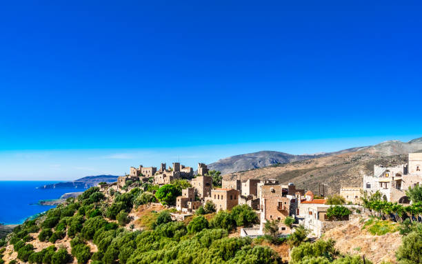 old tower houses in village vathia on mani, peloponnese greece - mani peninsula imagens e fotografias de stock