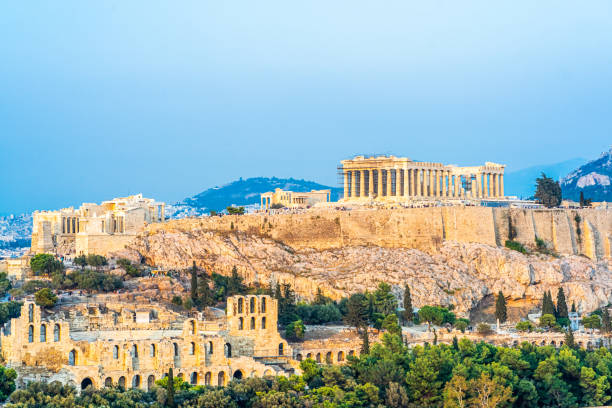 akropolis vom filopappos-hügel in athen, griechenland - athen stock-fotos und bilder