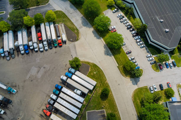 tankstelle zum betanken von fahrzeugen, lkws und tanks mit kraftstoff, benzin und diesel in autobahnnähe - refueling truck gasoline fuel pump stock-fotos und bilder