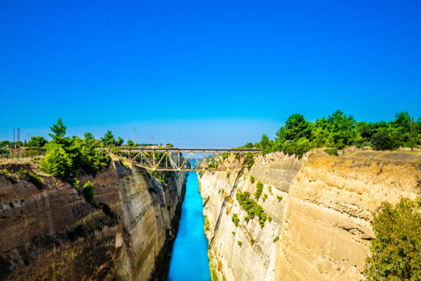 the corinth canal - peloponnes greece - gulf of corinth imagens e fotografias de stock