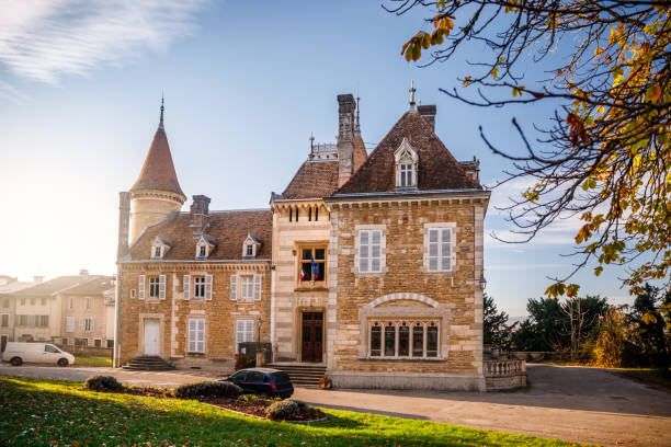 hermoso castillo del ayuntamiento francés de ambronay pequeño pueblo en el departamento de ain - castillo estructura de edificio fotografías e imágenes de stock