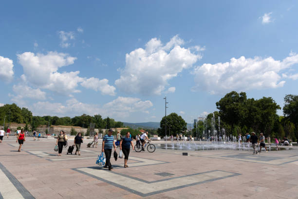 place de la ville avec sol pavé et les gens marchant dans la ville de nis - beautiful famous place ideas construction photos et images de collection