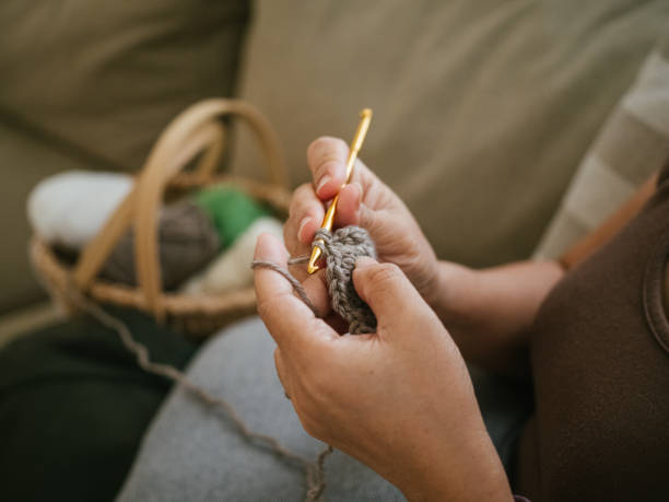 femmes tricotant l’artisanat du tricot. - handstitched lifestyles entertainment industry photos et images de collection