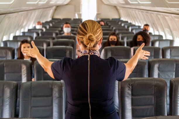 assistente di volo all'interno di un aereo. - cabin crew foto e immagini stock