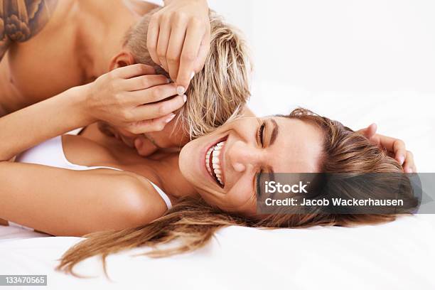 행복함 커플입니다 침대 섹스와 생식에 대한 스톡 사진 및 기타 이미지 - 섹스와 생식, 웃음, 여자