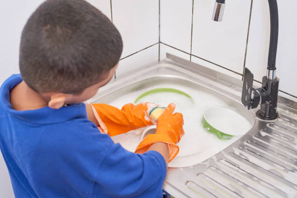 istock Young boy helps parents with washing dishes 1334712326