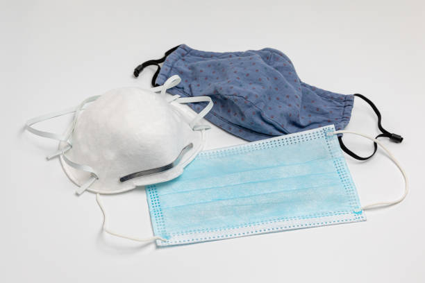 n95, chirurgische und stoffgesichtsmasken. covid-19 gesichtsmaske auswahl, vergleichs- und schutzkonzept - pollution mask stock-fotos und bilder