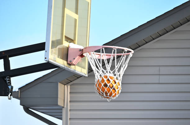 jack o' lantern en basketball net - vegetable basket fotografías e imágenes de stock