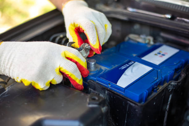 il meccanico dell'auto svita i bulloni della batteria dell'auto. installazione e sostituzione e riparazione dell'accumulatore - battery replacement foto e immagini stock