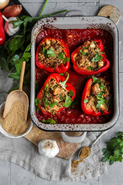 pimentões assados recheados com cuscuz e queijo feta - stuffed stuffed pepper pepper bell pepper - fotografias e filmes do acervo